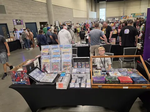 Wide view of a Dan’s Sweet Pickins show table